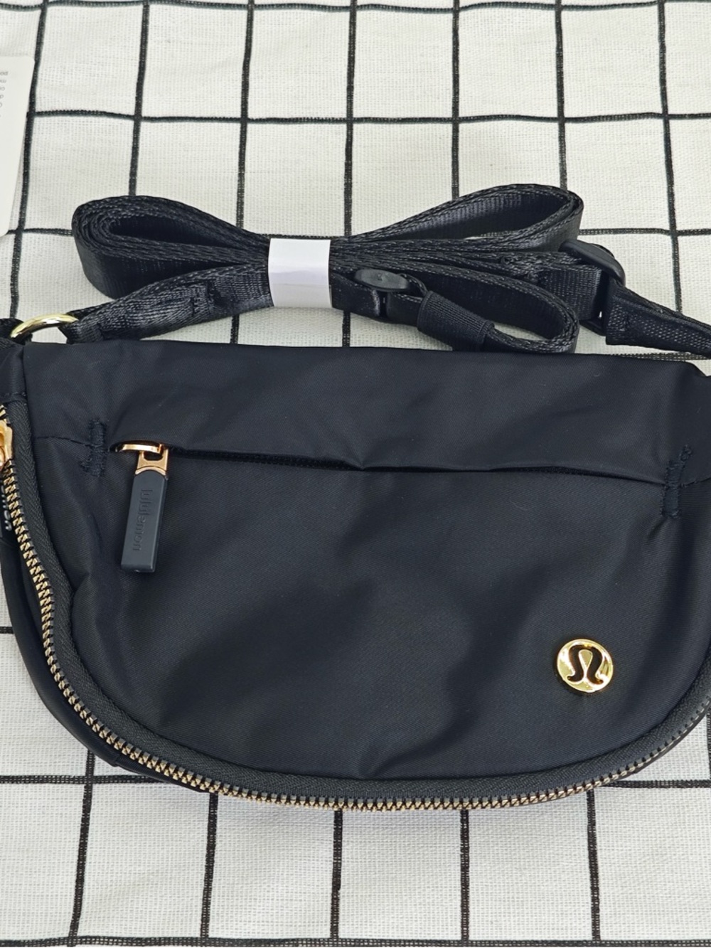 lululemon athletica Black Crossbody Belt Bag with Gold Hardware 2L - Picture 2 of 5